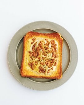 腸活にいい発酵タマネギのレシピ。納豆チーズとトーストに