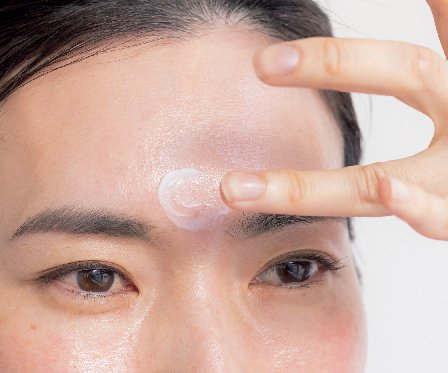 シワ用コスメを「S字ほぐし塗り」 して定着させない