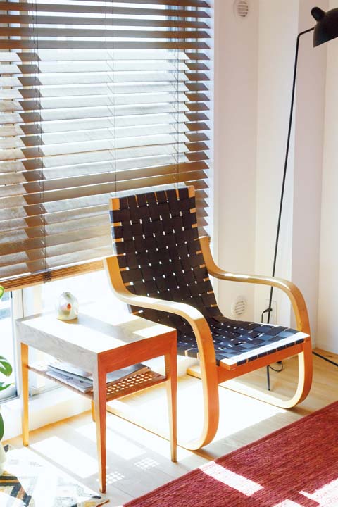 窓際に置いたアーム付きチェア