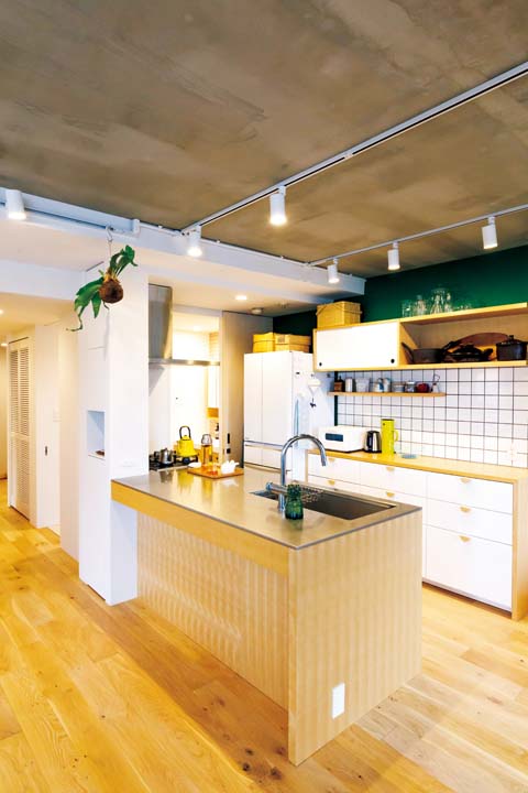 鮮やかなグリーンで塗装したキッチン