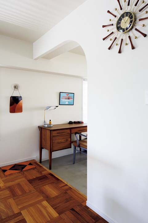 ワークスペースを設け、アールを描く壁でダイニングとゆるやかに仕切った土間