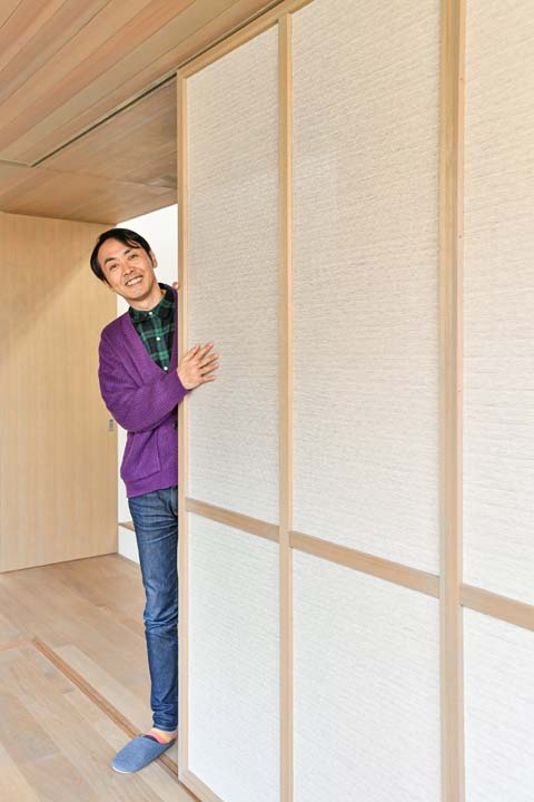 透けるロールスクリーンの生地をはさんだ引き戸