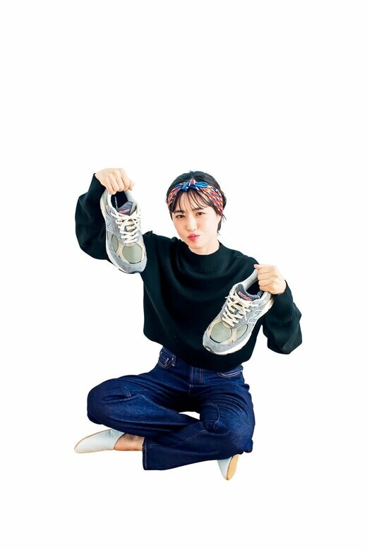 黒ニットとデニムを着た女性