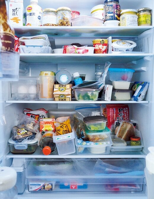 食品が雑多に詰め込まれた冷蔵庫の中