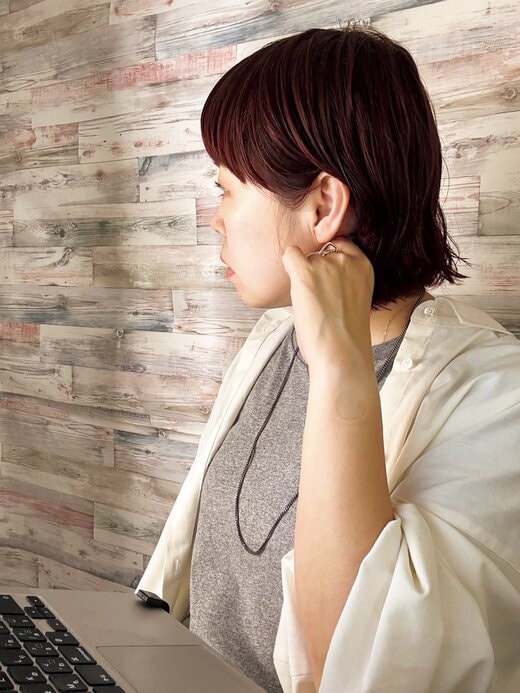 胸鎖乳突筋をほぐすフレンズエディターの勅使河原さん