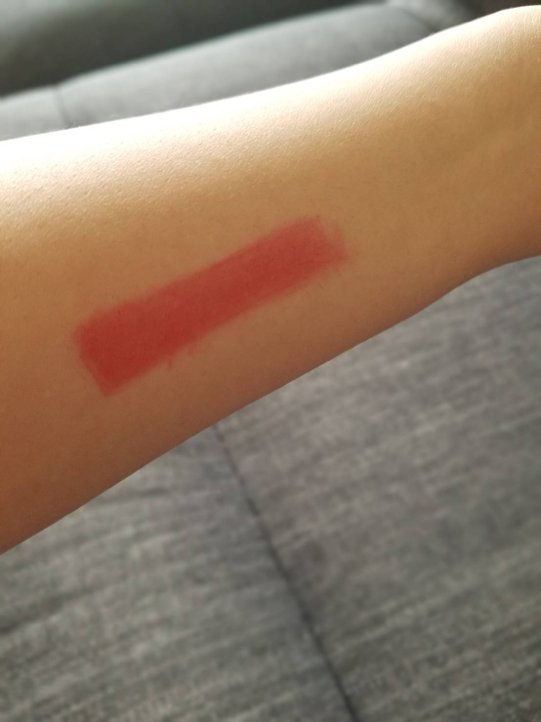 腕に550カラーをつけた様子