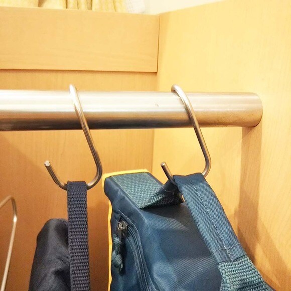 習い事のカバンはねじれたフックで取り出しやすく