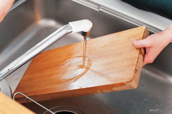 まな板をすすぐ