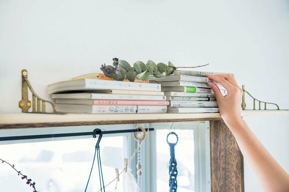 出窓のふちを利用して本