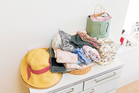 棚の上て前に帽子