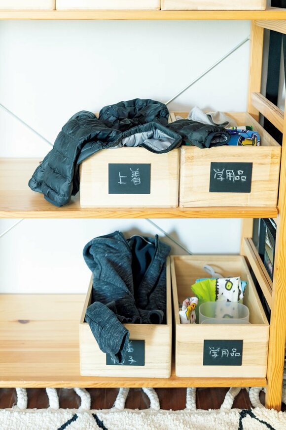 カゴに上着など