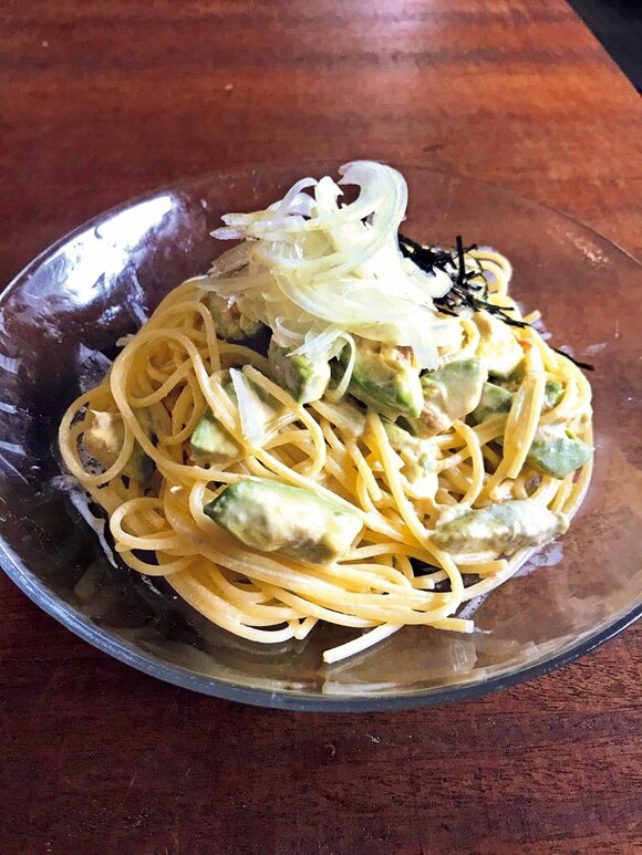 タマネギとアボカドの冷製パスタ