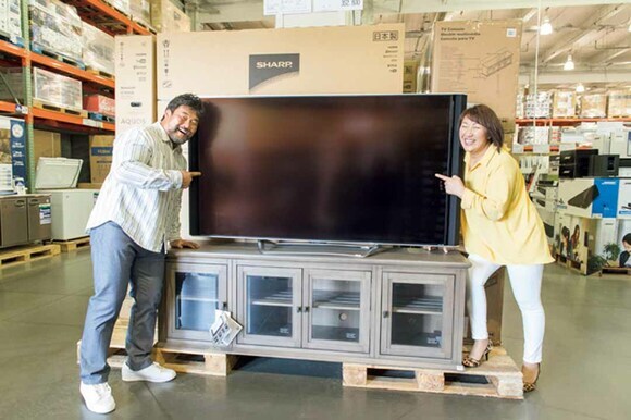 【B】家電コーナーは充実の品ぞろえ。特価アイテムを見つけよう