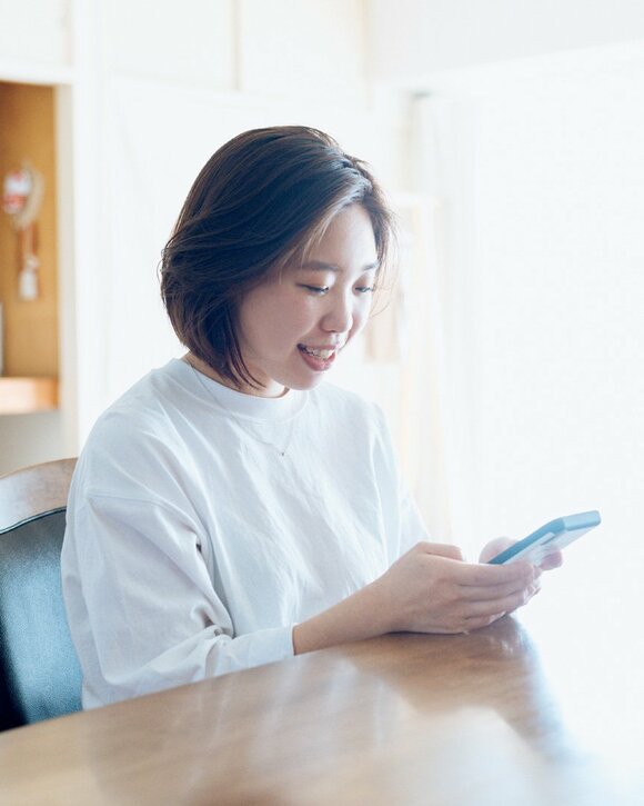 スマホを操作する女性