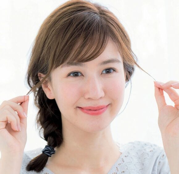 もみあげを引き出し、指先でくるくるねじる様子