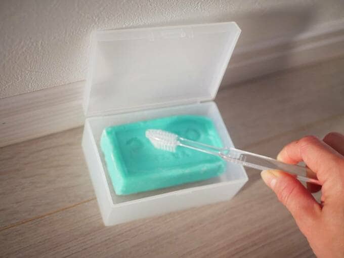 少量のせっけんを歯ブラシにつける