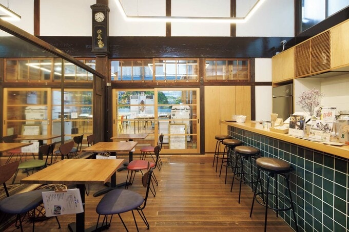 脱衣所がおしゃれなカフェ空間に