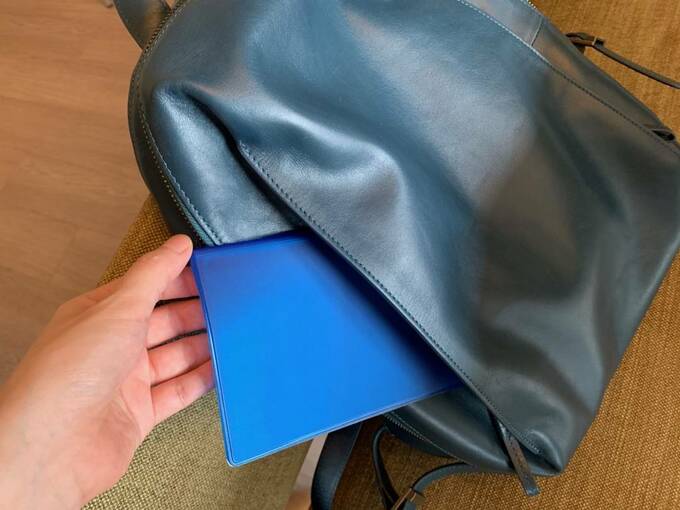 カバンにマスクケースを入れる様子