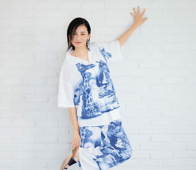 片足を触る女性