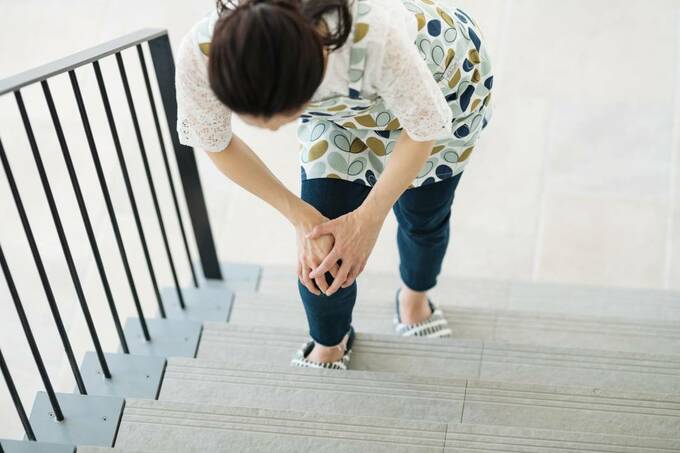 階段をのぼる女性