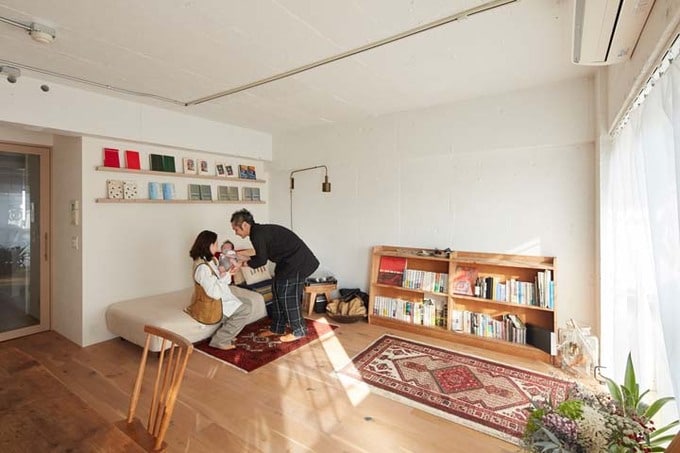 リビングでくつろぐ伊藤さん親子