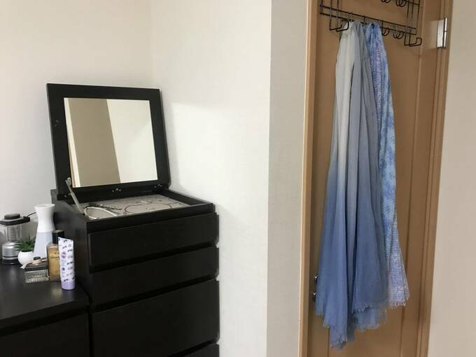 チェストの横の扉の裏側にハンガーフックを設置