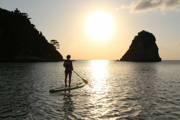 夕陽とカヤックにのる女性