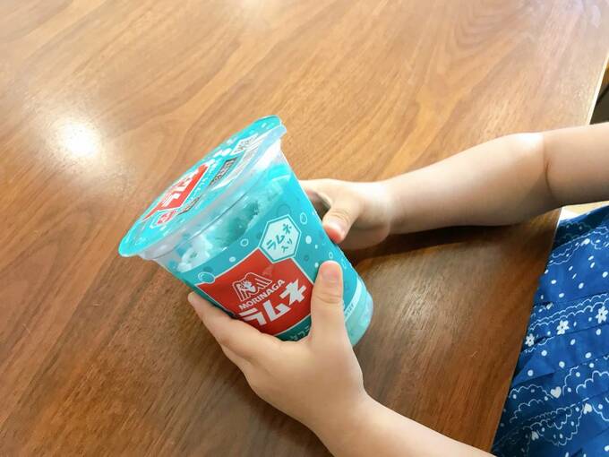 ラムネフラッペを持つ様子