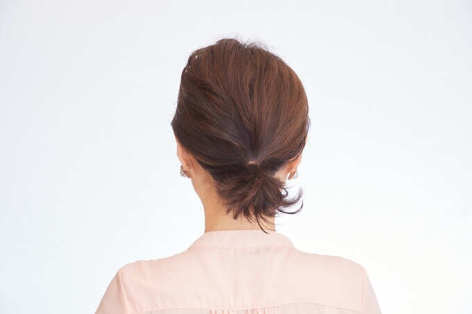 ひとつ結びの女性後ろ姿