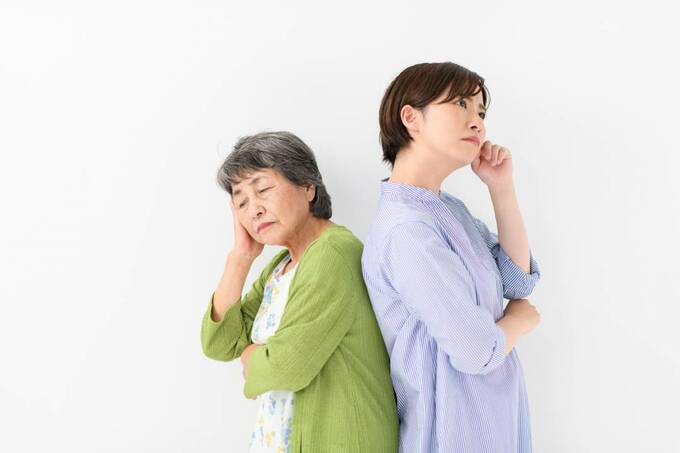 背中合わせ女性