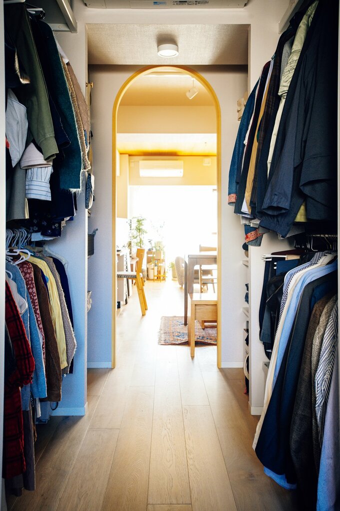 リビングと夫の部屋をつなぐウォークスルークローゼット
