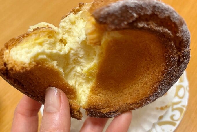 シュークリームを割ったところ
