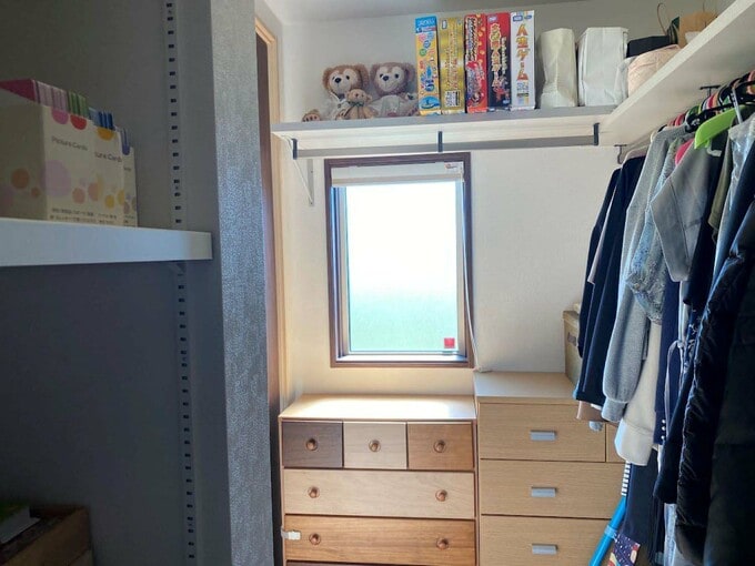 クローゼットの窓