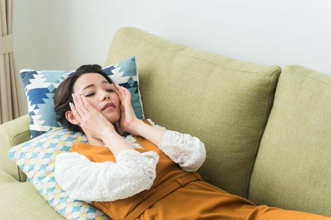 女性がソファーで横になっている様子