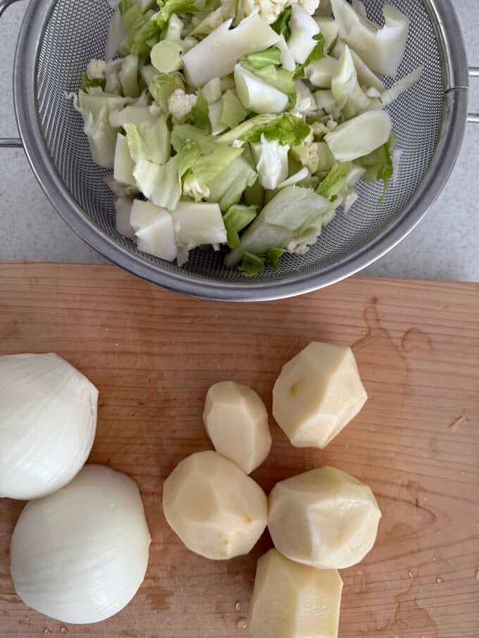 カリフラワーの芯や歯とジャガイモとタマネギ
