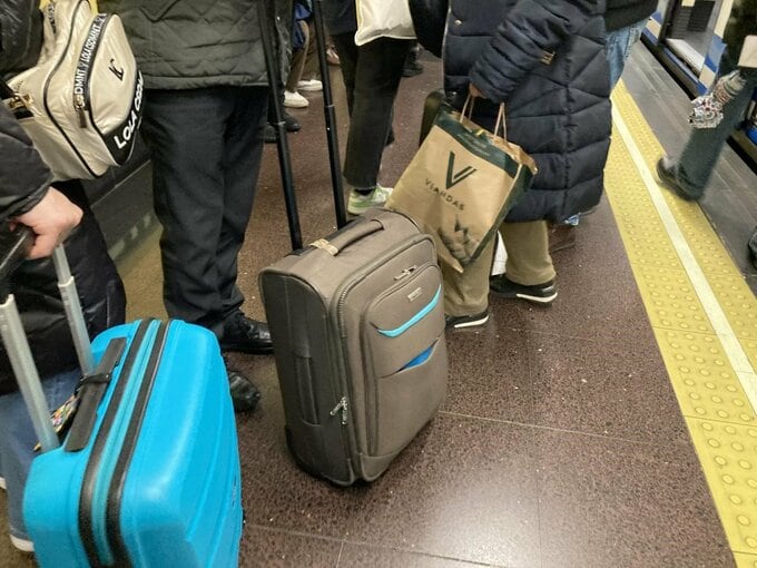 旅行客のもつスーツケース