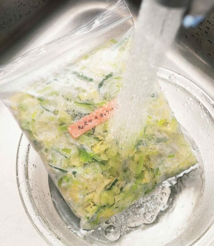 袋ごと流水につけて解凍する様子