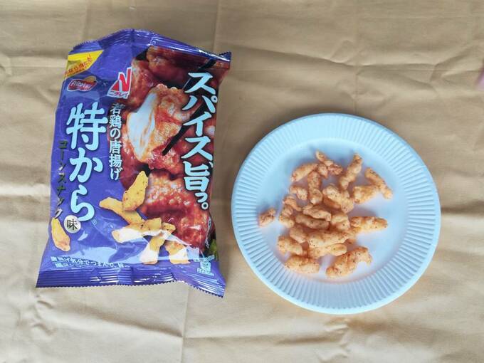 若鶏の唐揚げ特から味コーンスナック