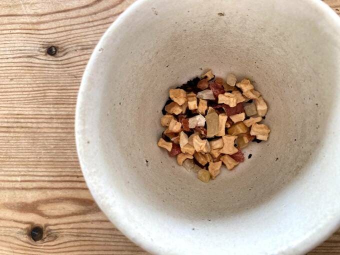 容器にドライフルーツとハーブ