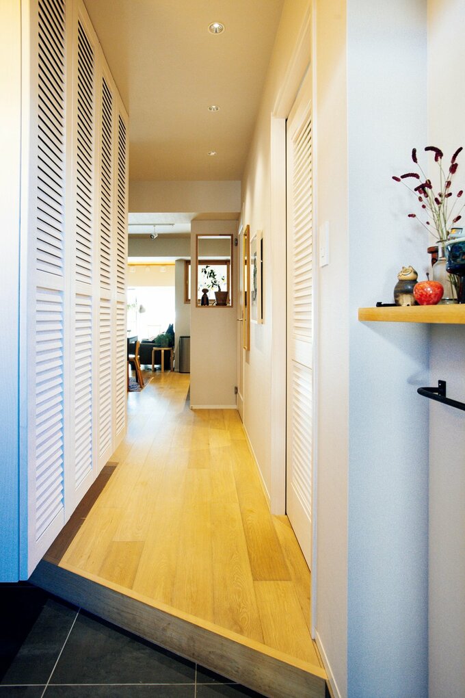 廊下に設けたルーバー扉つきの収納