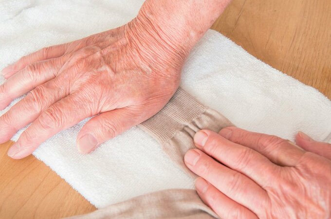 伸ばしてからたたく