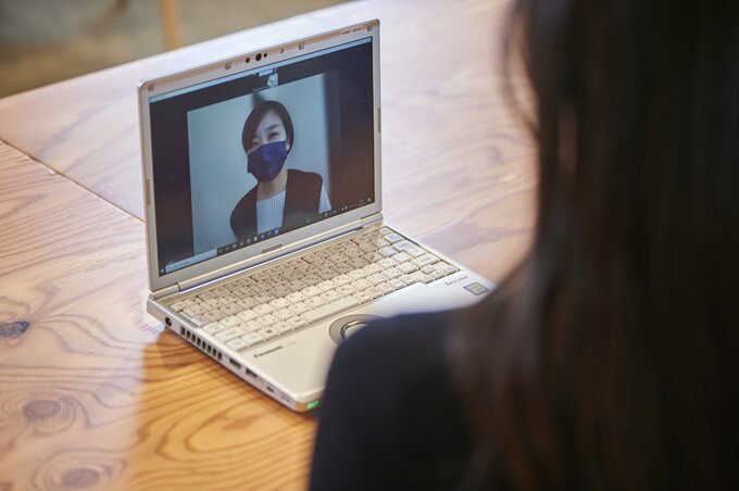 PCに映る女性