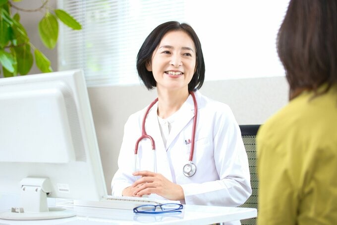診察する女医