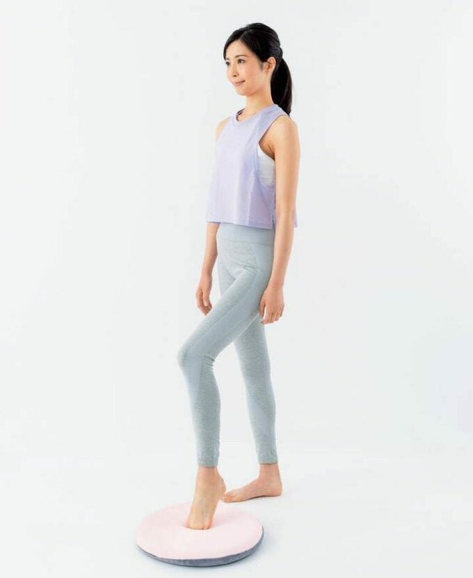 女性片足まげて片足のばす