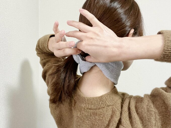 ヘアバンドの外側に髪をたらす