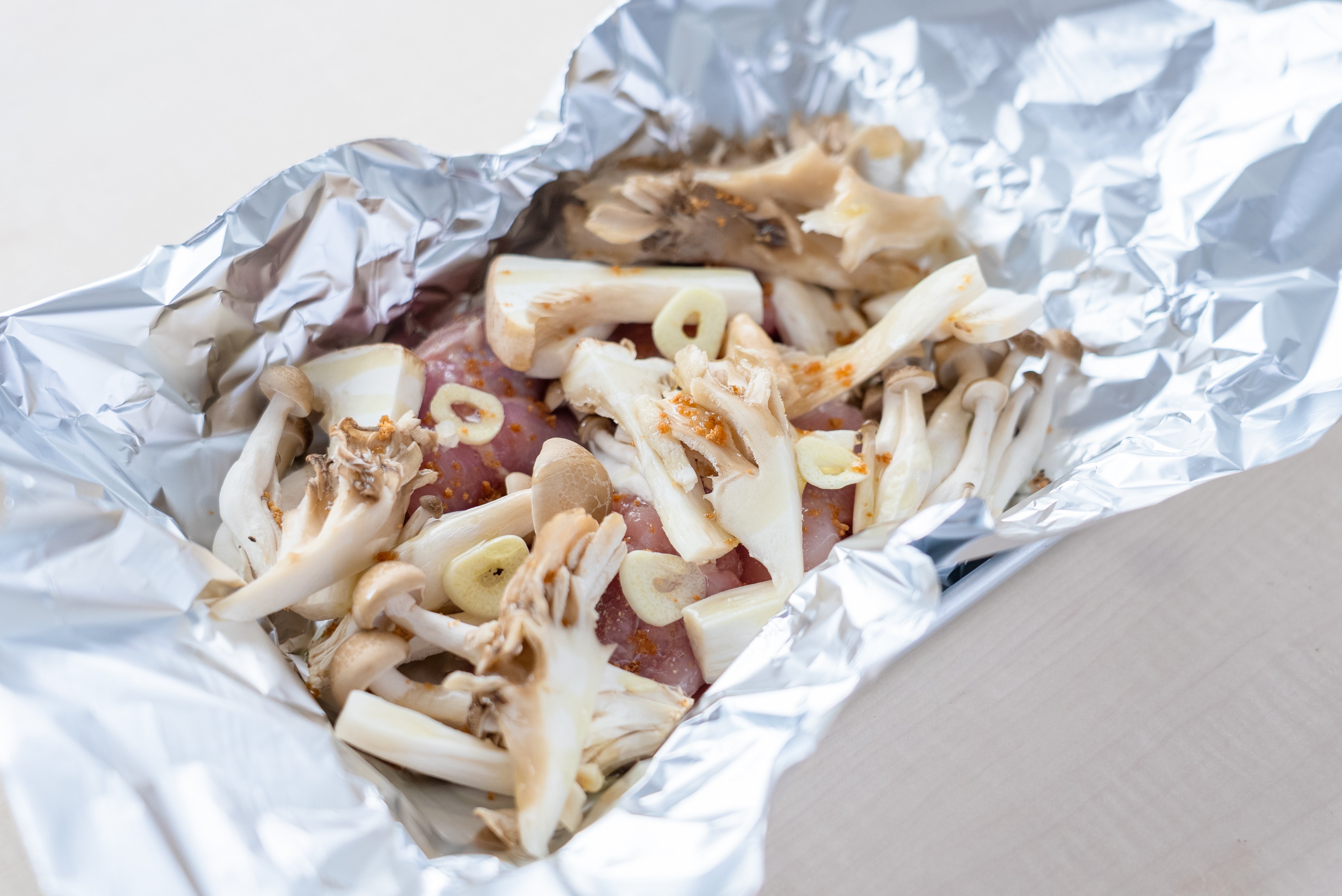 トースターで簡単「鶏肉とキノコのホイル焼き」レシピ。包んで焼くだけ