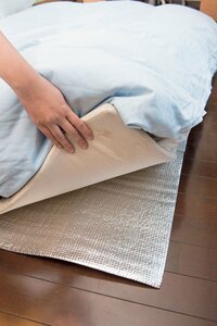 断熱シートを敷いて底冷えをシャットアウト