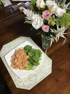 母の日のお花とエビチリの写真