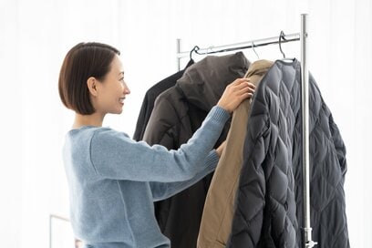 年20着で暮らす40代、少ない服で「秋冬を快適に過ごす」工夫2つ。“神インナー”で気温差も平気