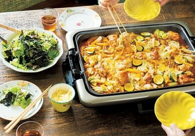 ホットプレートで即席チーズタッカルビ。副菜もワイワイ同時進行